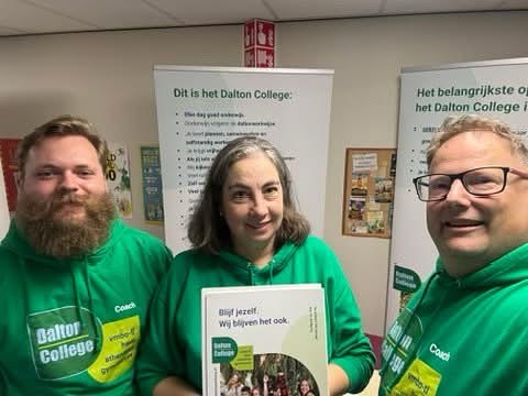Vanavond waren onze collega’s van het Dalton College 💚op bezoek bij basisschool @kc_balans in Leidschenveen. Daar hebben zij laten zien hoe ons onderwijs eruitziet. Het was een interessante avond met leuke gesprekken en enthousiaste ouders ✅samenwerking #kennismaking #daltononderwijs #dalton #informatieavond #leidschenveen #voorburg #denhaag #leidschendam