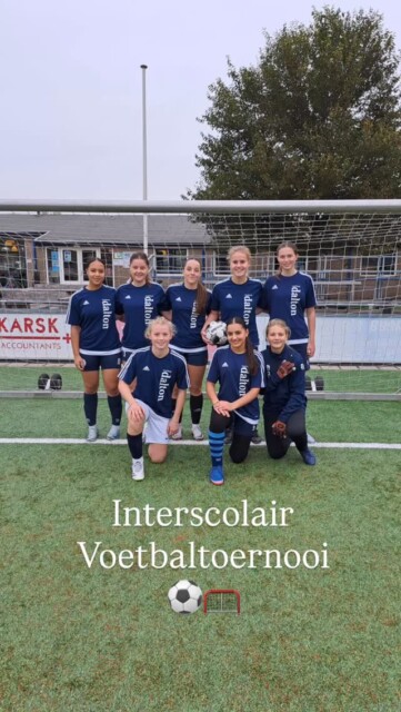 Vorige week is ons meisjes schoolteam voor de vierde keer op een rij op de 1e plaats 🥇geëindigd op het Interscolaire voetbaltoernooi🥅⚽️.
Wat een geweldige prestatie 🤩Jullie zijn toppers 👏🏼👏🏽👏🏾#daltonvoorburg #daltoncollege #daltononderwijs #dalton #interscolairevoetbaltoernooi #samenspelen #winnen #eersteplaats #voorburg #leidschendam #leidschenveen #ypenburg #bezuidenhout #rijswijk #nootdorp #pijnacker
