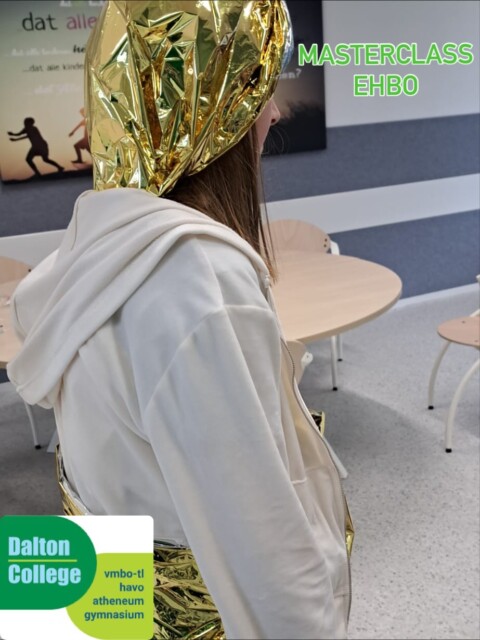 Tijdens de Masteclass EHBO onder de begeleiding van Inge @toa_inge zorgen onze leerlingen ervoor dat er zo min mogelijk zuurstof uit het lichaam verdwijnt als gevolg van een verwonding. Zij moeten de wond dusdanig verbinden dat er geen bloed te zien 
is. Dit verliep allemaal heel zorgvuldig 🤕🩹🏥🚑❤️‍🩹#samenwerken #verbandaanleggen #wond #bloed #ehbo #masterclass #daltononderwijs #dalton #daltoncollegevoorburg #daltonvoorburg