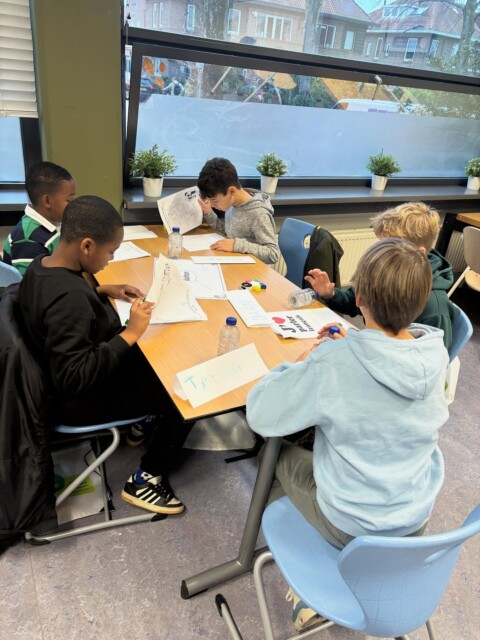 Vandaag hebben we groepjes leerlingen van de #tandem, #telescoop, #waterlelie en #margriet (van de stichting #pantharei ) op bezoek gehad. Onze brugklascoach en docent Frans heeft ze meegenomen in de wereld van #daltononderwijs, coaching en natuurlijk Frans. Onder begeleiding van vijf leerlingen uit klas 1F werden ze rondgeleid door de school, waarna ze door vmbo-coach en docent natuurkunde kennis hebben gemaakt met natuurkunde. Een korte en snelle indruk van het #daltoncollegevoorburg. Een mooi voorproefje op de meeloopdag van 26 november! #daltonvoorburg #daltoncollege #daltononderwijs #kennismaken #groep8 #brugklas #samenwerken #zelfstandigheid #voorproefje #meelopen