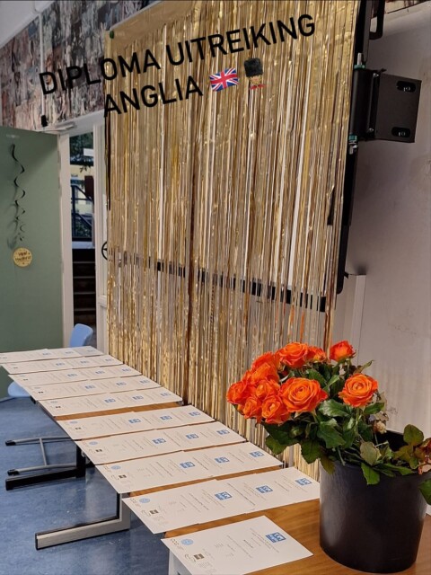 Afgelopen vrijdag was de diploma uitreiking van Anglia. Er waren 27 deelnemers over 2 niveaus verdeeld. Iedereen is geslaagd 🎓🥳, waarvan 11 leerlingen “With distinction” en 16 leerlingen “With merit”. 👌🏼👌🏽👌🏾
Dit schooljaar bieden we Anglia aan op 3 niveaus. Er komt een hoger niveau bij✅Naast Intermediate (B1) en Advanced (B2) is er ook AcCEPT Proficiency (C1)👏🏻👏🏽👏🏾
#anglia #extraengels #erk #verrijking #daltonvoorburg #daltoncollegevoorburg #daltononderwijs