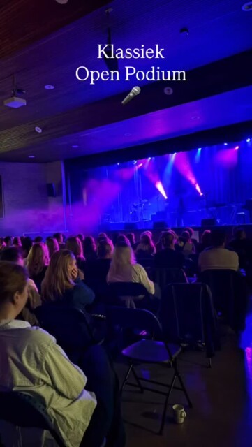 Het Klassiek Open Podium was weer een geslaagde avond vol muziek en talent. Leerlingen en docenten traden op en lieten hun muzikaliteit horen. Er werden verschillende instrumenten 🥁 🎸🎺🎷bespeeld, zoals de klarinet, piano 🎹 , saxofoon 🎷 en nog veel meer. Het publiek genoot van de mooie klassieke, jazz en musical 🎤 klanken en de sfeer was weer geweldig 🎶#daltoncollege #klassiek #openpodium #jazz #musical