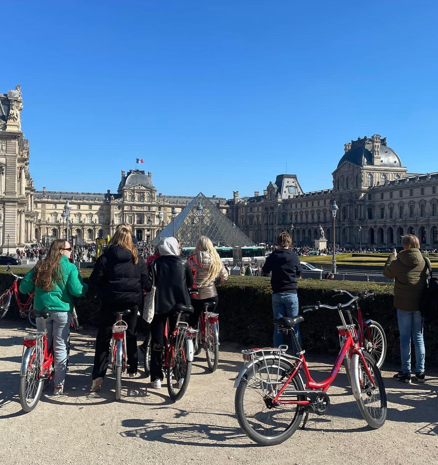 leerlingen fietsen in parijs