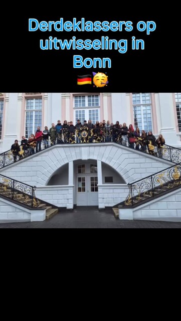 Een aantal van onze derdeklassers zijn momenteel op uitwisseling in Bonn, waar zij te gast zijn bij de Marie Kahle Gesamtschule. In november waren leerlingen van deze school bij ons op bezoek. Tijdens dit tegenbezoek maken onze leerlingen kennis met het Duitse schoolsysteem, de cultuur en het dagelijks leven van hun leeftijdsgenoten. Naast de lessen is er ook ruimte voor gezamenlijke activiteiten en het verkennen van de stad Bonn. Deze uitwisseling is niet alleen heel leerzaam, maar ook een kans om internationale vriendschappen op te bouwen en de Duitse taal in de praktijk te gebruiken🇩🇪.
#uitwisseling #derdeklas #kennismaken #cultuursnuiven #duitsspreken